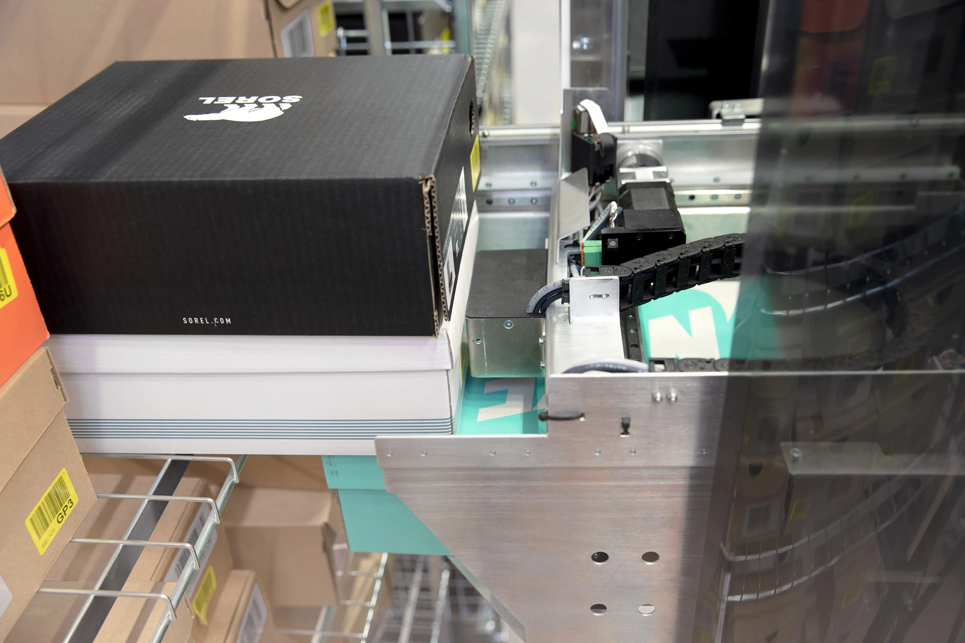 Roboter picking up packages from a shelf