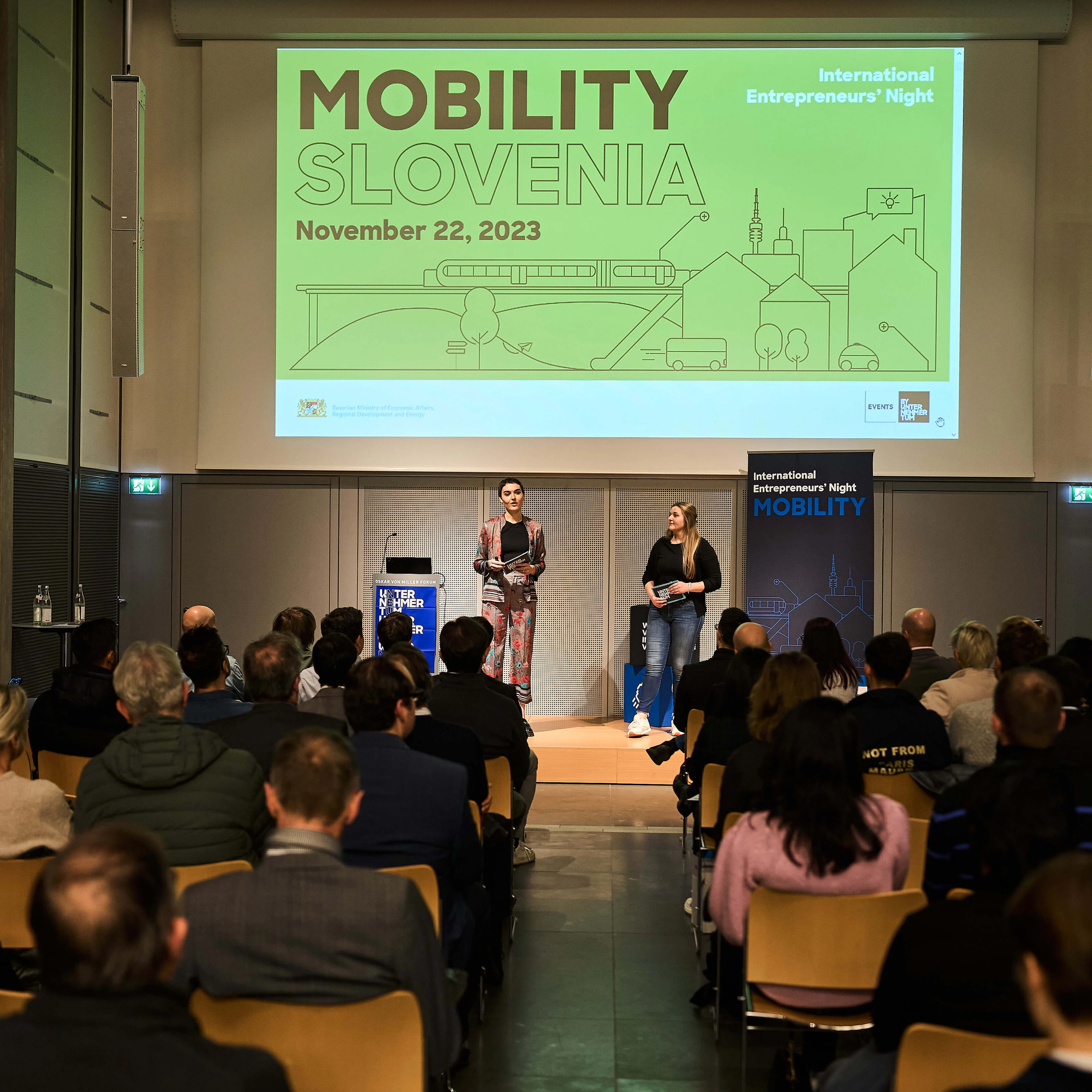 Moderatorinnen auf der E-Night Mobility