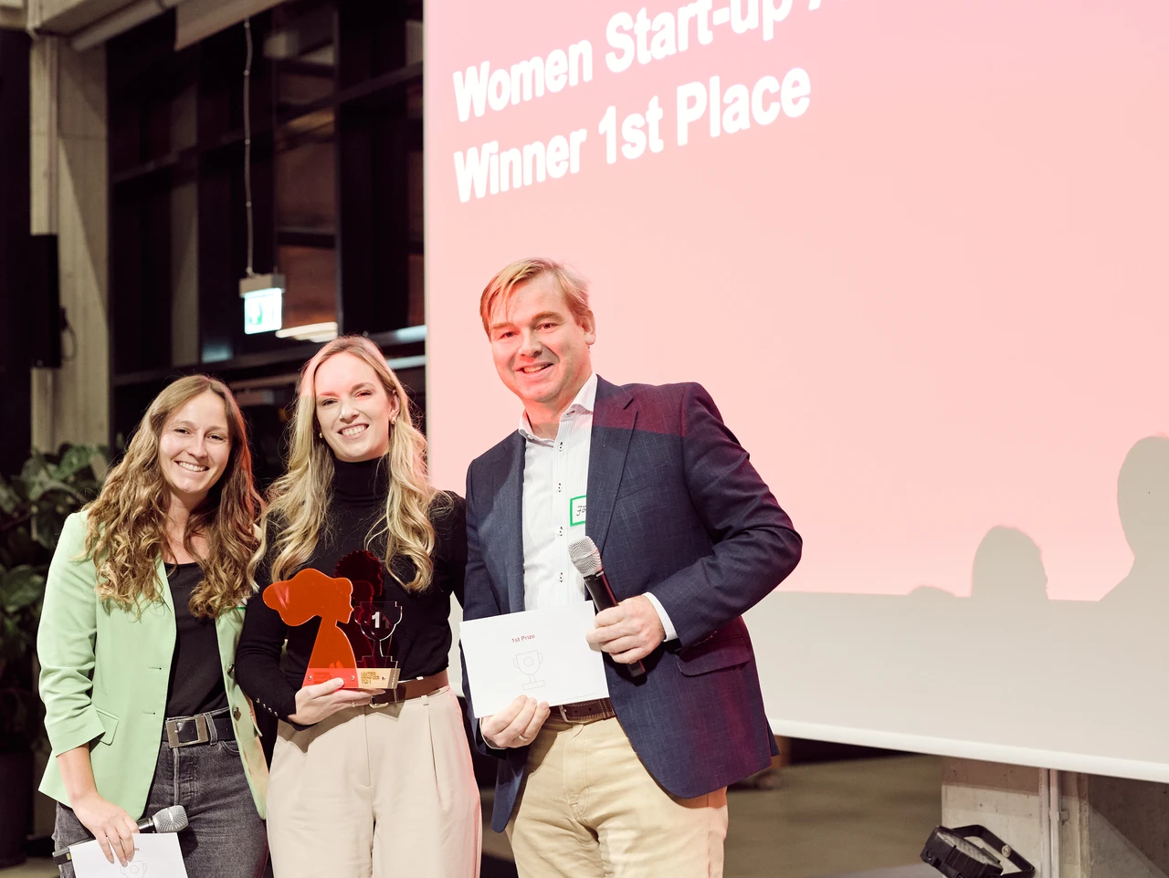 Jade Robinson Linq receiving 1st prize