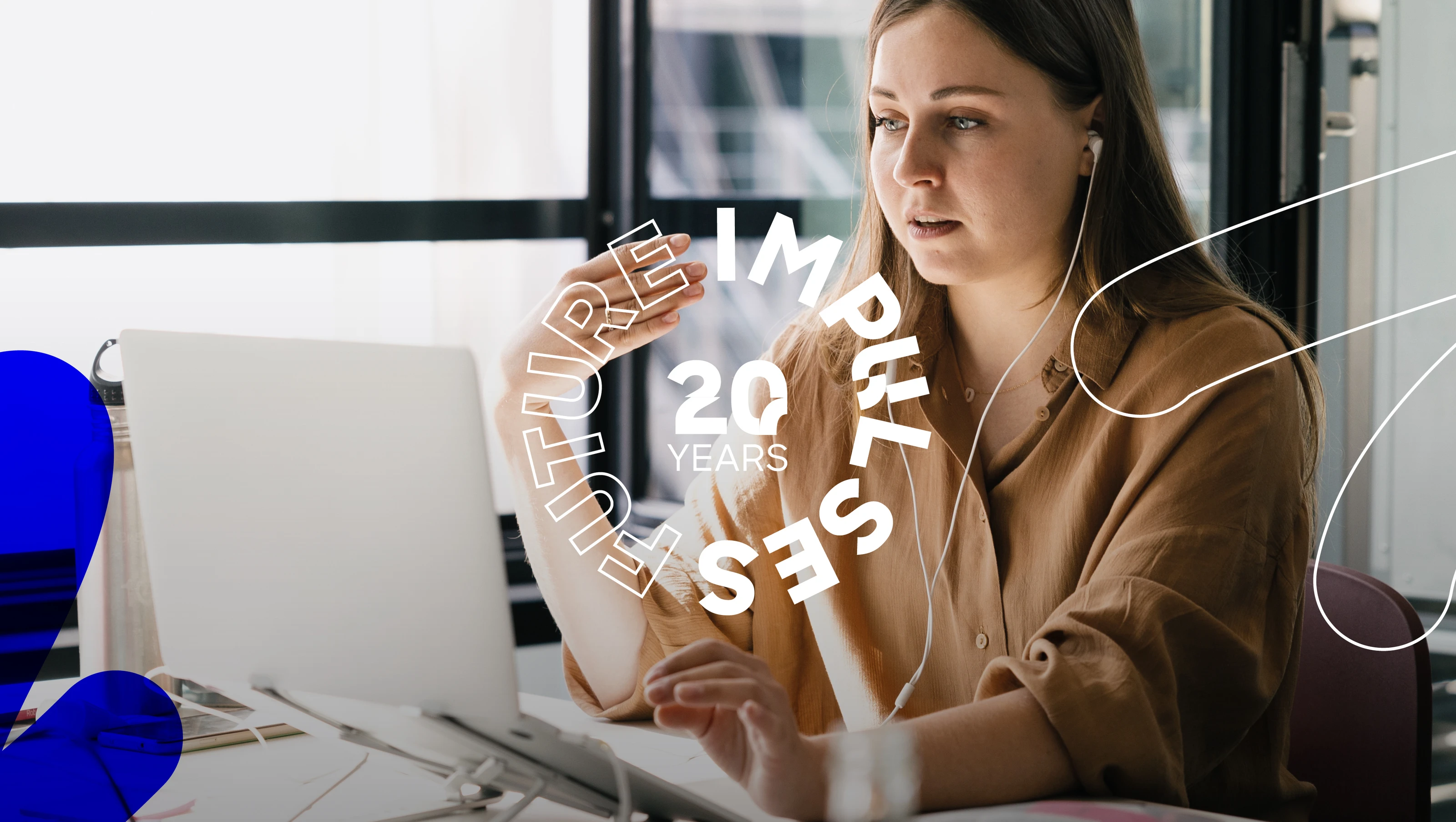 Frau vor einem Laptop