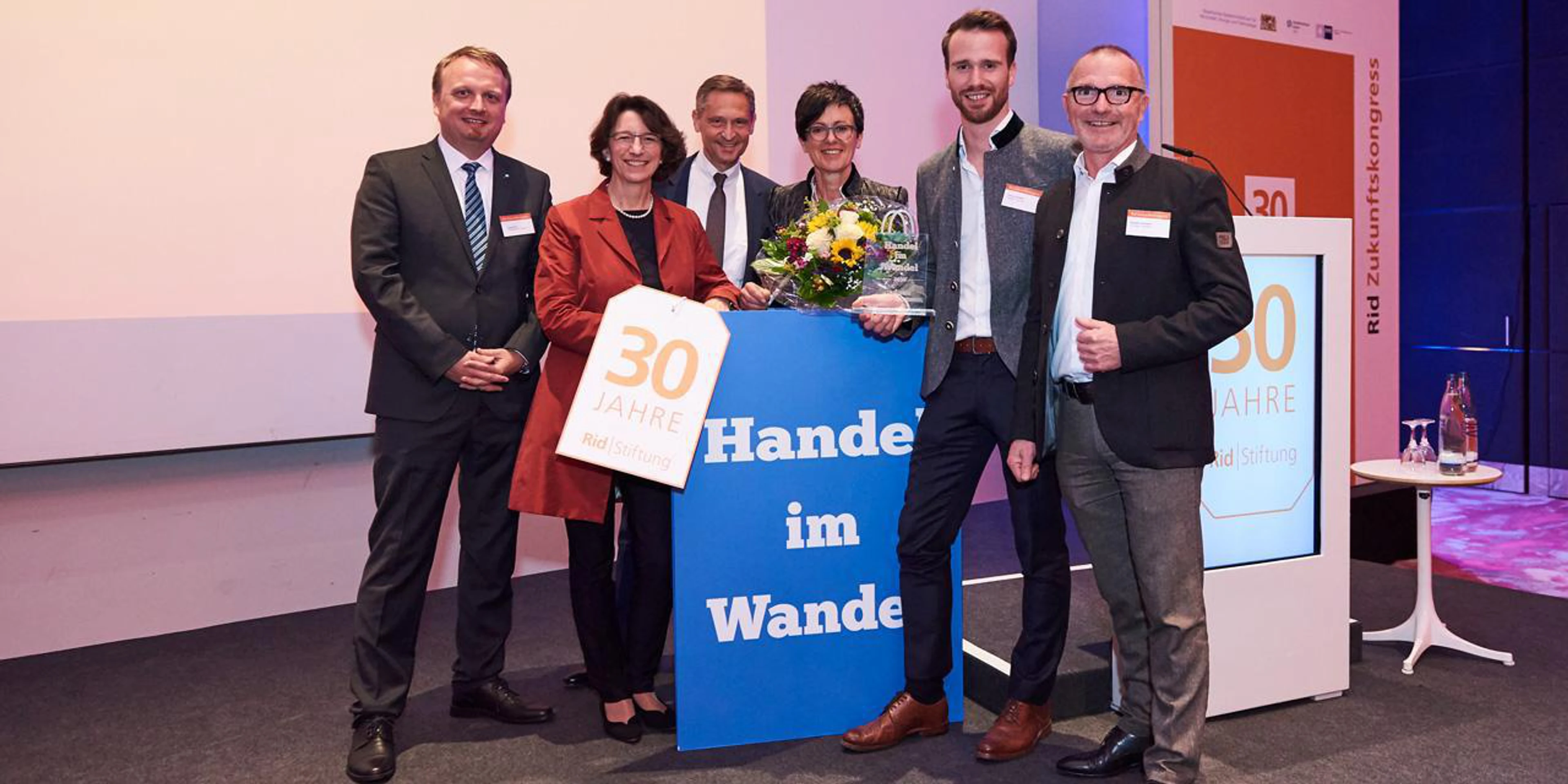 Handel im Wandel - Tracht am Tablet