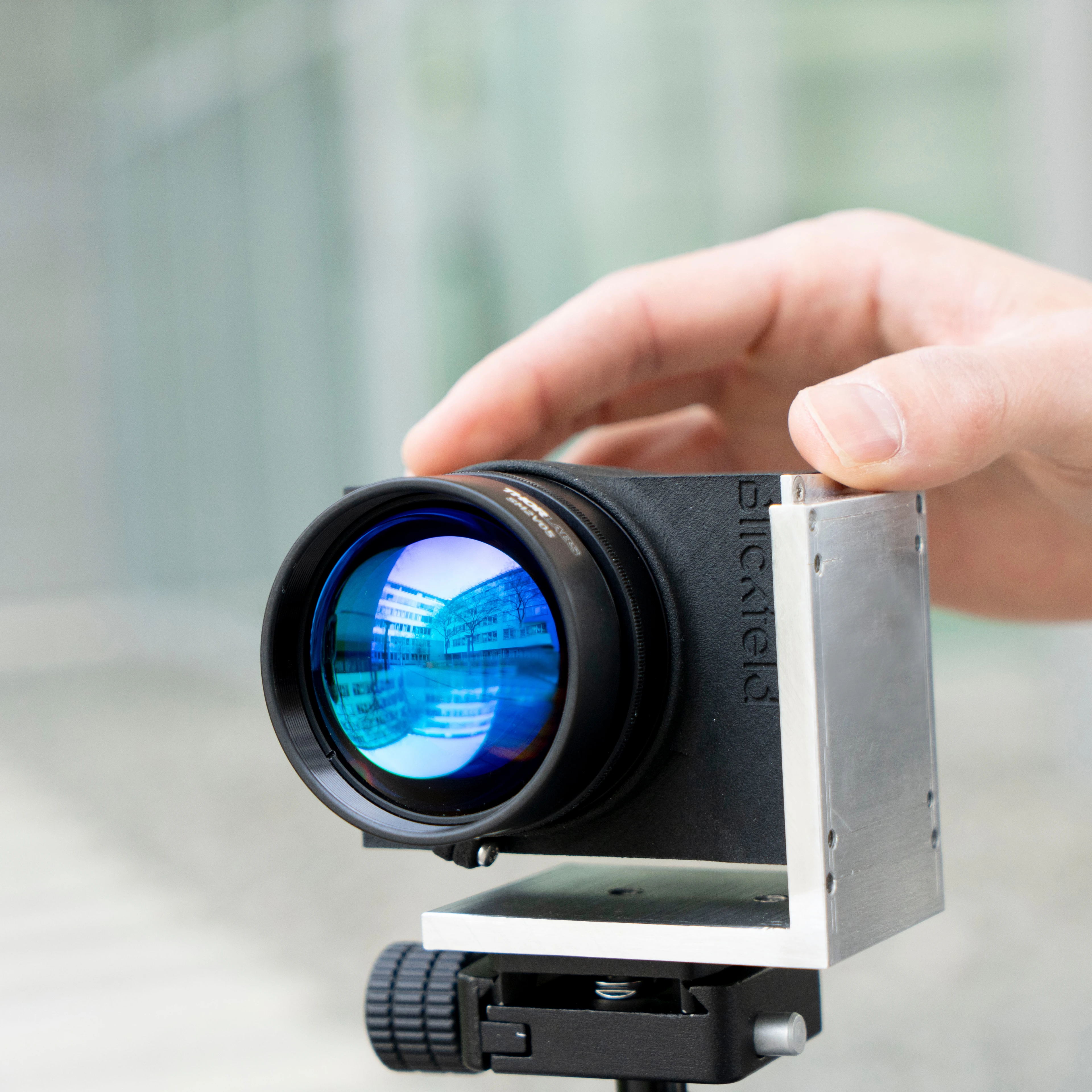 startups-blickfeled-Cube-range-tripod-hand-hires